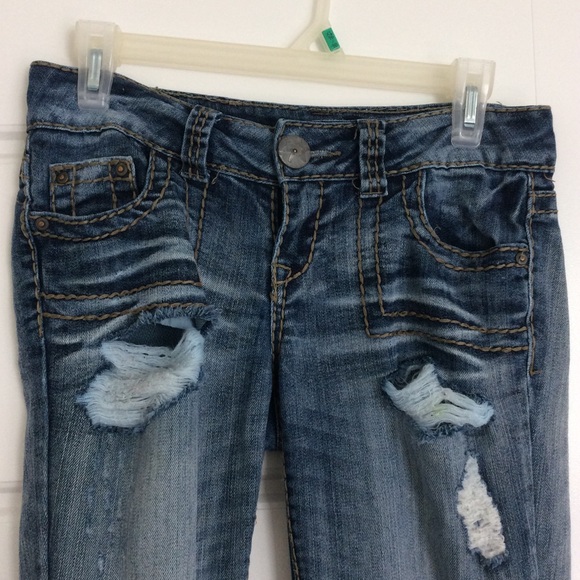 Mid-Rise Distressed Denim Capris - Picture 2 of 5